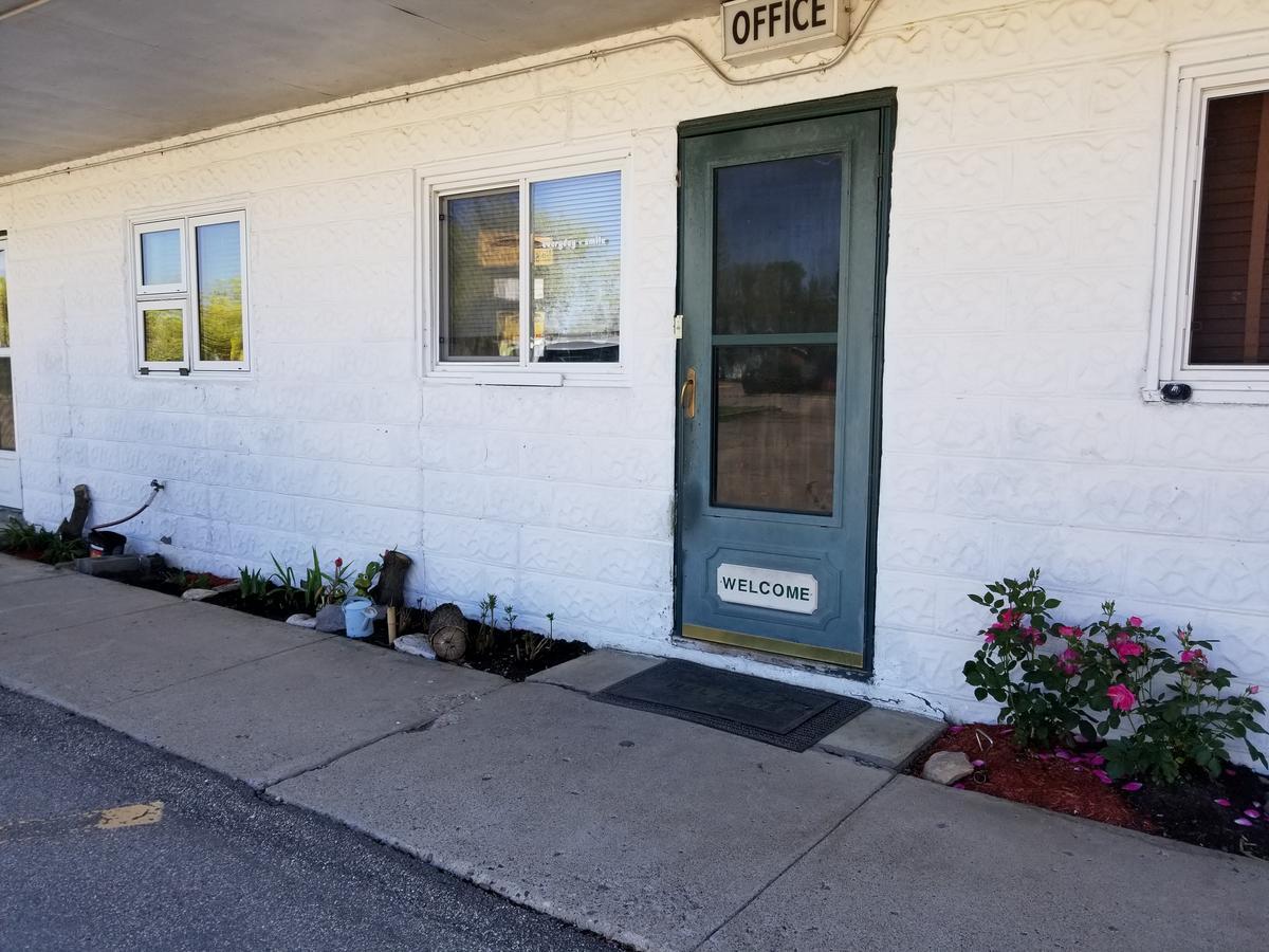 Melsask Motel Melville エクステリア 写真